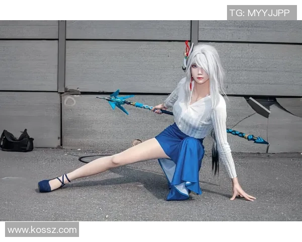 明星coser完美还原经典游戏皮肤引发漫展热潮吸引众多粉丝围观